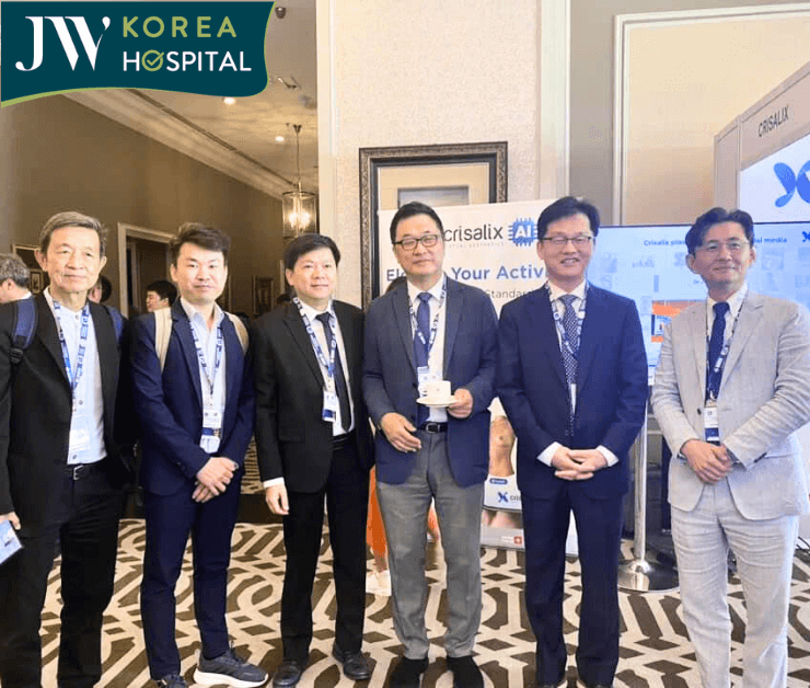 bác sĩ tú dung chụp hình kỷ niệm cùng các chuyên gia