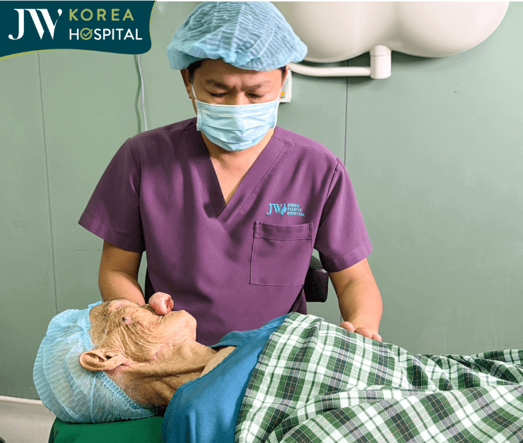 bác sĩ tú dung nói chuyện trấn an tinh thần cụ trước khi phẫu thuật