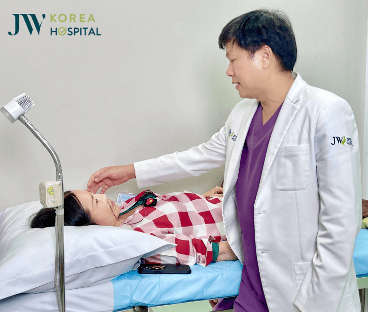 bác sĩ tú dung thăm khách hàng sau phẫu thuật ca mũi biến chứng