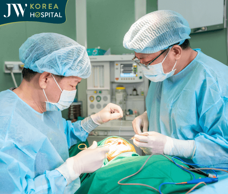 bác sĩ tú dung và ekip hỗ trợ phẫu thuật