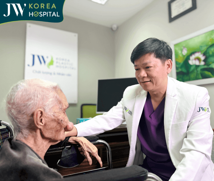 cụ bà đến gặp bác sĩ tú dung