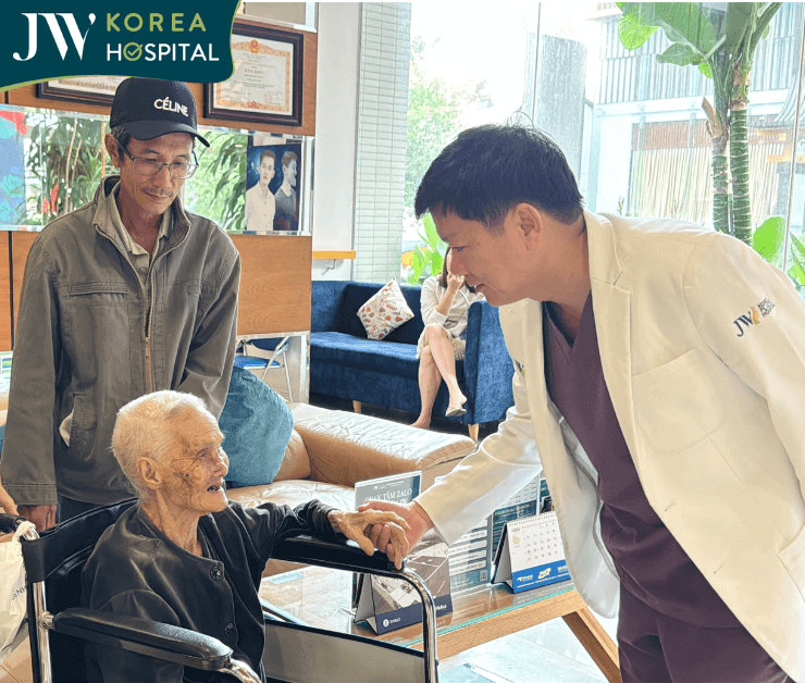 cụ bà tạm biệt bác sĩ tú dung về sau khi hồi phục hoàn toàn