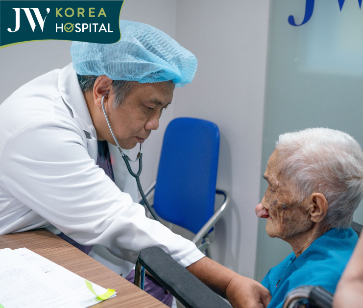 cụ bà được bác sĩ Bệnh viện JW kiểm tra sức khỏe tổng quá trước kho bước vào ca phẫu thuật cắt bỏ khối u 