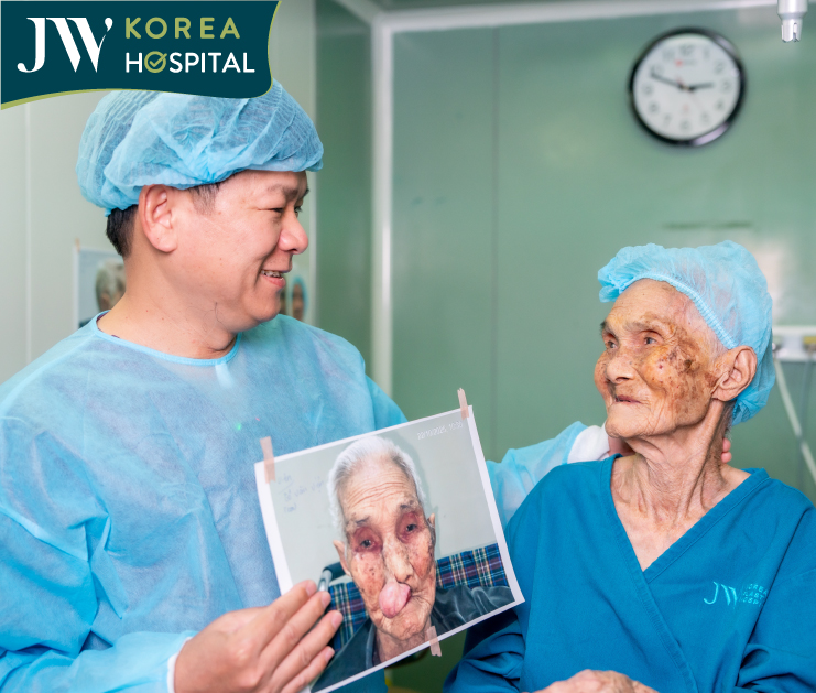 Bác sĩ Tú Dung và cụ bà sau ca phẫu thuật thành công 