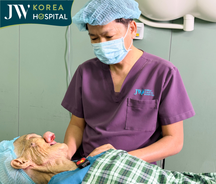 Bác sĩ Tú Dung trò chuyện cùng cụ trước khi bắt đầu ca phẫu thuật 