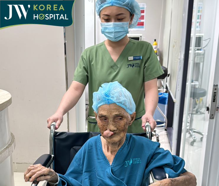 Hình ảnh cụ Khoan được đưa vào phòng phẫu thuật 