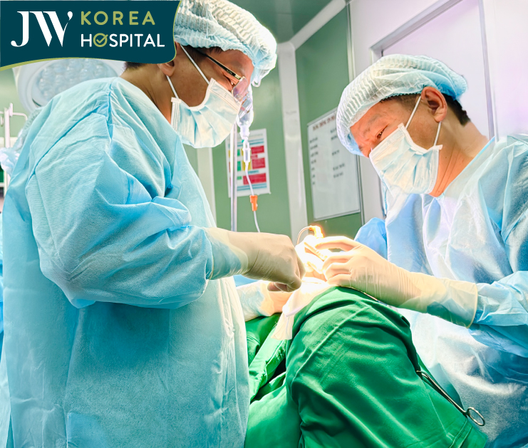 Bác sĩ Tú Dung và ê-kíp Bệnh viện JW trải qua 2 giờ đồng hồ căng thẳng để cắt bỏ khối u cho cụ bà 100 tuổi 