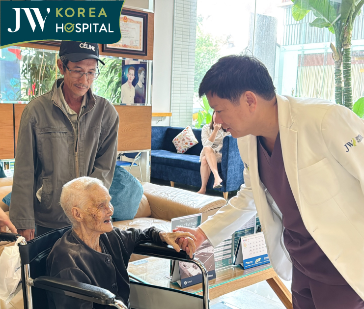 Bác sĩ Tú Dung hỏi thăm sức khỏe của cụ bà 100 tuổi trước khi được xuất viện về nhà 