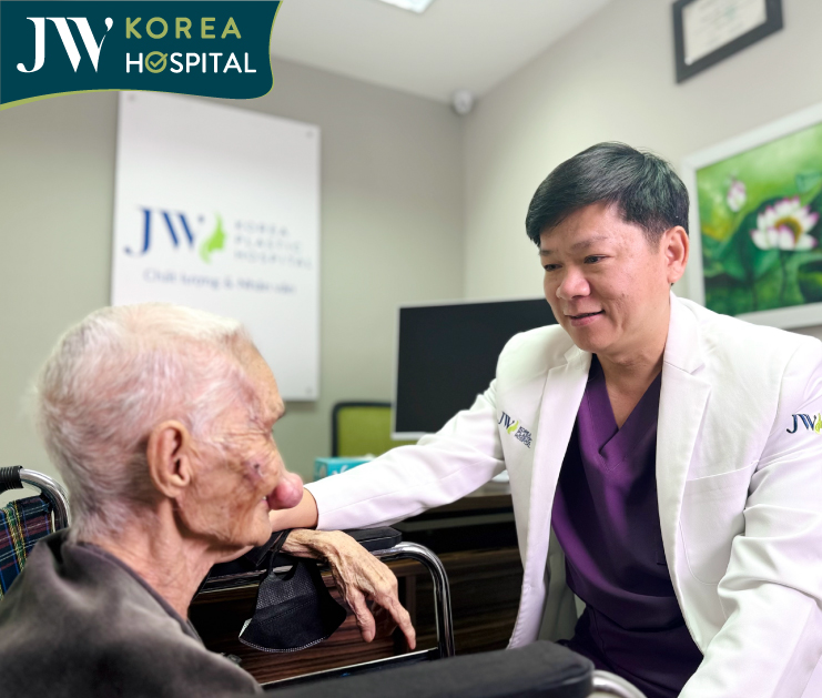 Bác sĩ Tú Dung trực tiếp thăm khám cho cụ bà 100 tuổi bị khối u mạch máu chèn ép đường thở 