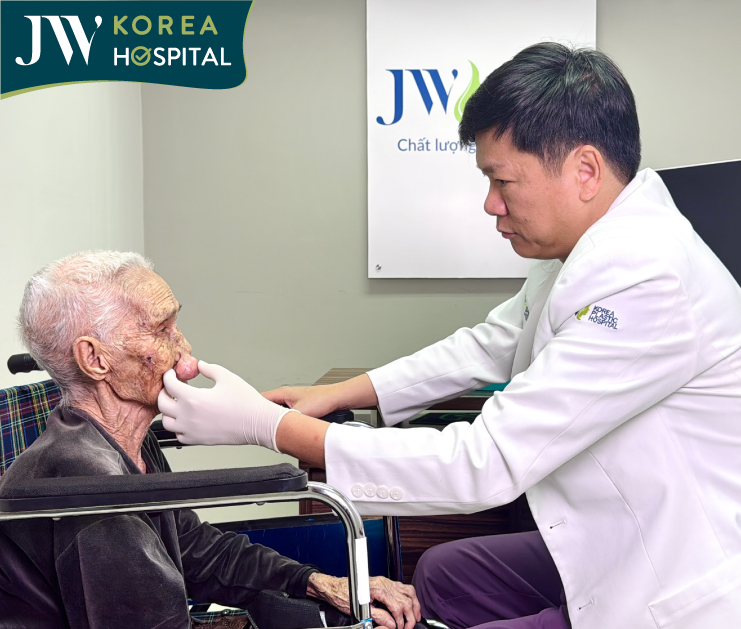 Bác sĩ Tú Dung vô cùng xúc động khi nhìn thấy hình ảnh của cụ bà 