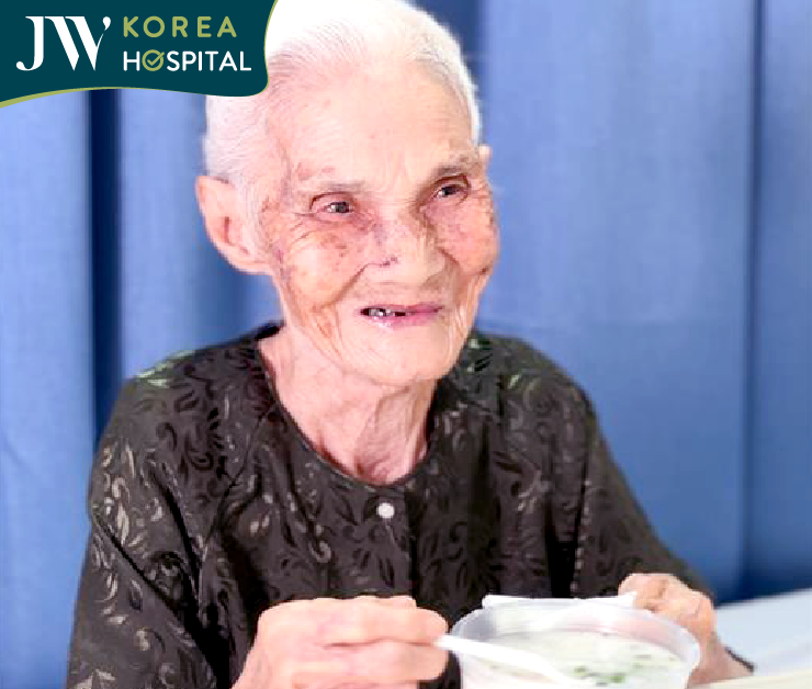Cụ bà 100 tuổi thoải mái ăn uống sau cắt bỏ khối u thành công tại Bệnh viện JW