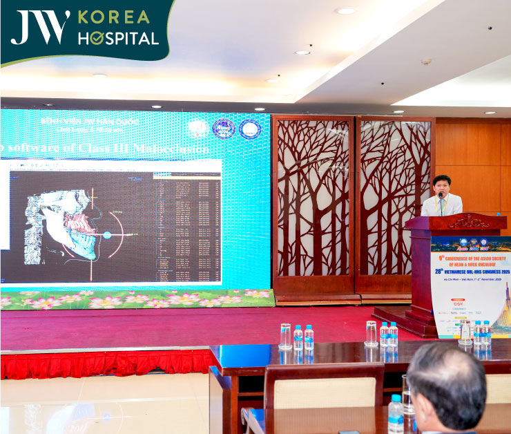 Hình ảnh bác sĩ Tú Dung tự tin thuyết giảng tại Hội nghị Đầu-Mặt-Cổ ASHNO 2025