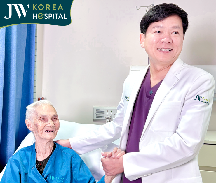 cụ Khoan cười tươi với bác sĩ Tú Dung sau 7 ngày cắt bỏ u thành công