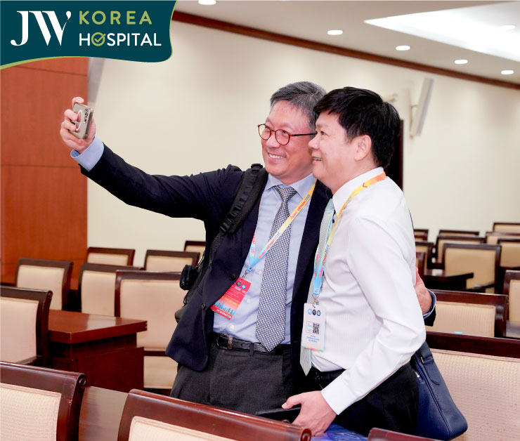 Bác sĩ Tú Dung chụp ảnh cùng đồng nghiệp