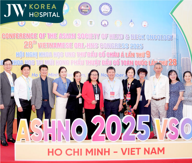 Bác sĩ Tú Dung vinh dự chụp hình cùng với những chuyên gia hàng đầu trong ngành