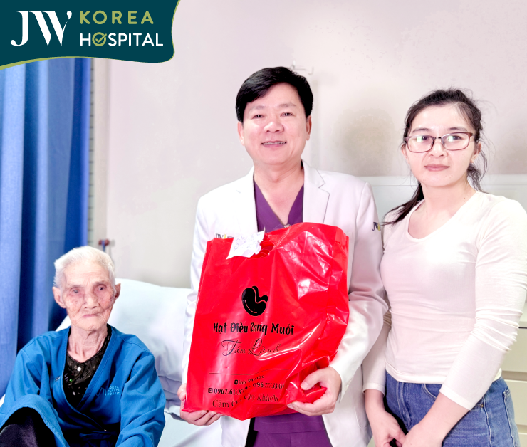 Bác sĩ Tú Dung nhận quà cảm ơn của gia đình cụ Khoan