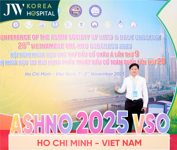 Bác sĩ Tú Dung tươi cười chụp hình tại Hội nghị Đầu-Mặt-Cổ ASHNO 2025