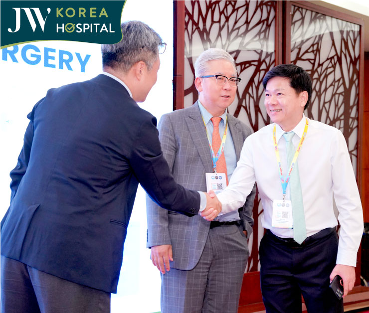 Bác sĩ Tú Dung tay bắt mặt mừng với chuyên gia quốc tế