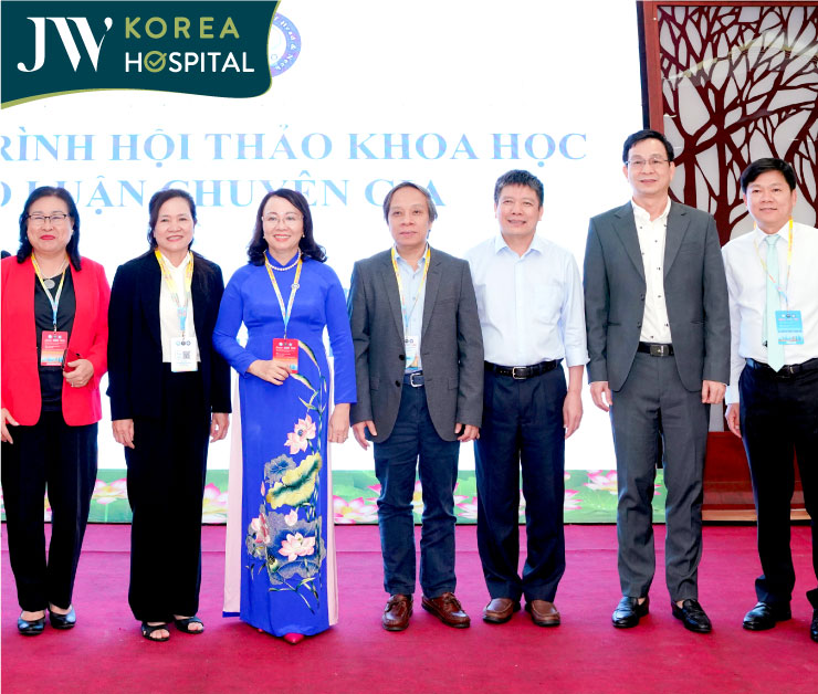 Bác sĩ Tú Dung chụp hình cùng với các chuyên gia hàng đầu thế giới