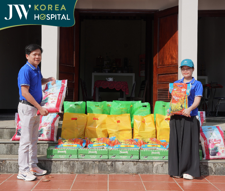 bác sĩ tú dung chuẩn bị phần quà nhu yêu phẩm cho người dân