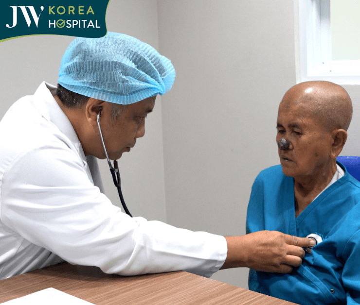 bác sĩ JW khám trước khi mổ cho Sư bà