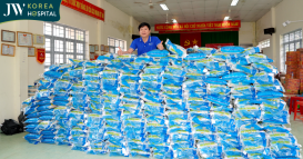 Bác sĩ Tú Dung cứu trợ gạo người dân lũ lụt