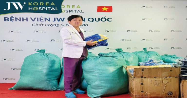 Bác sĩ Tú Dung hoàn tất chuẩn bị hàng cứu trợ Phú Yên sau lũ dữ