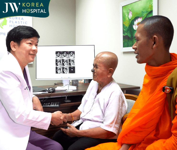 bác sĩ Tú Dung gặp sư bà Khơ me u trên mặt