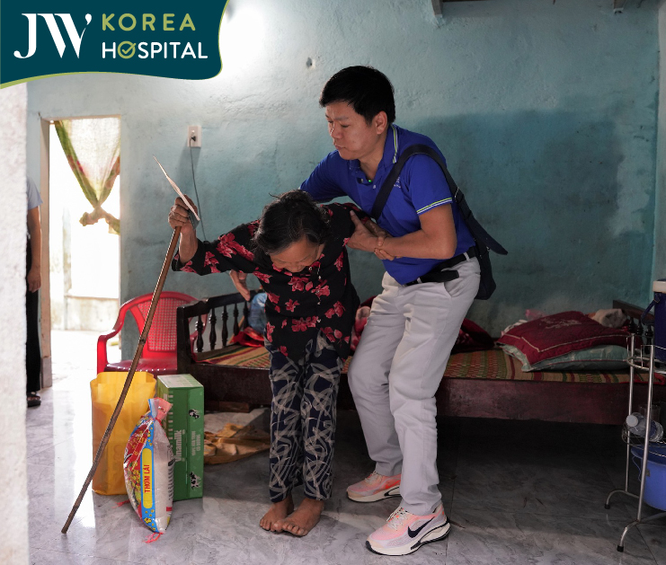 bác sĩ tú dung mang quà đến thăm từng hộ gia đình