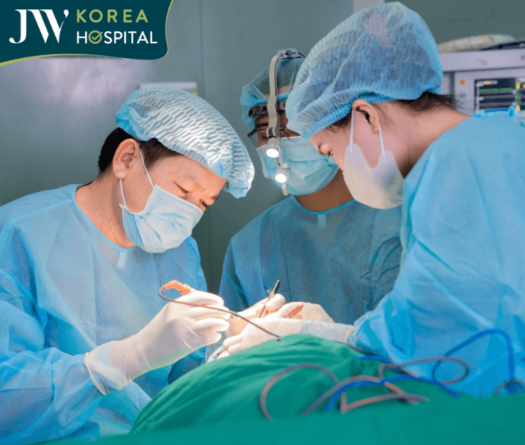 bác sĩ Tú Dung trực tiếp phẫu thuật cắt u cho sư bà