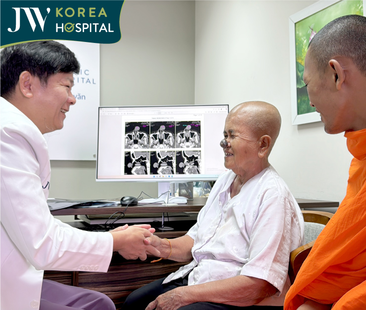 bác sĩ tú dung sư bà và người thân đi cùng