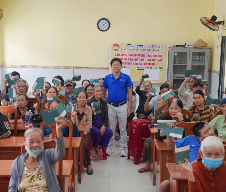 bác sĩ tú dung vui mừng khi làm được việc có ích cho bà con