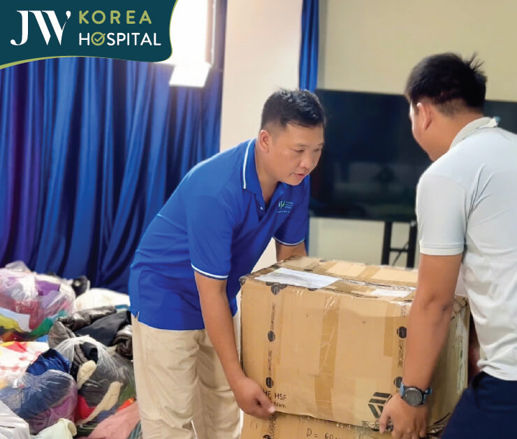 nhân viên bệnh viện JW chung tay phân loại đồ tranh thủ gửi ra miền Trung 2
