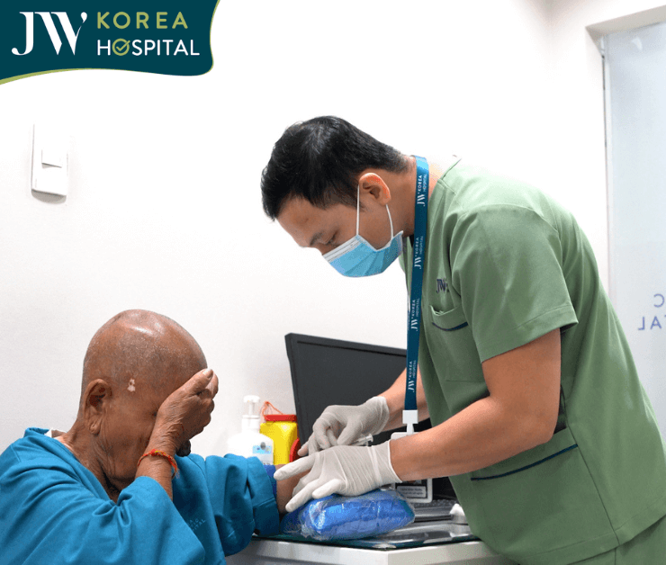 Sư bà Khơ-me khám sức khỏe trước khi phẫu thuật