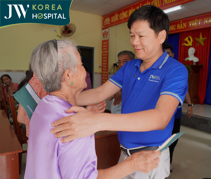 cụ bà vui cười khi nhận được cứu trợ