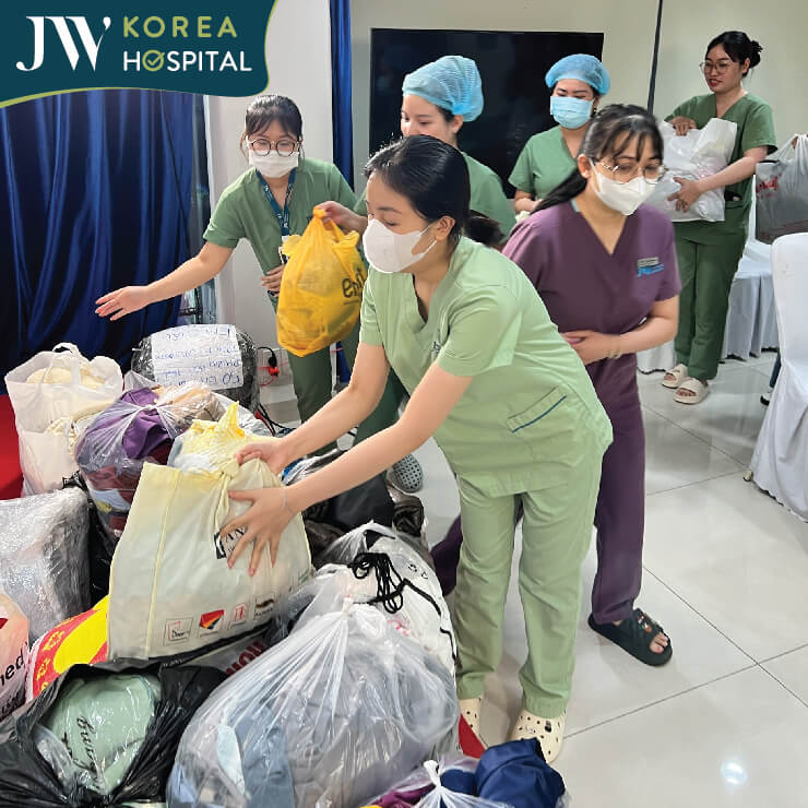 nhân viên bệnh viện JW chung tay phân loại đồ tranh thủ gửi ra miền Trung 1