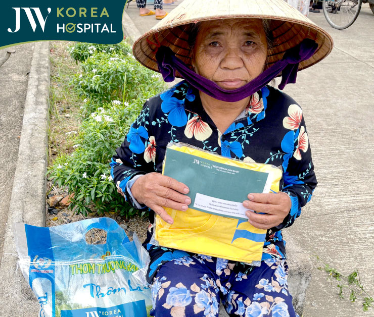 người dân nhận quà