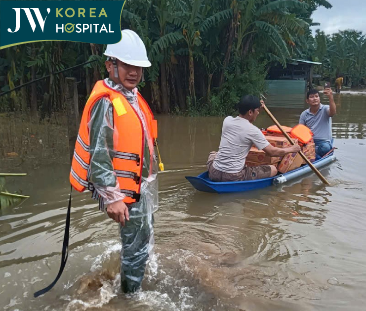nước lũ dâng cao khiến việc đi lại gặp nhiều khó khăn