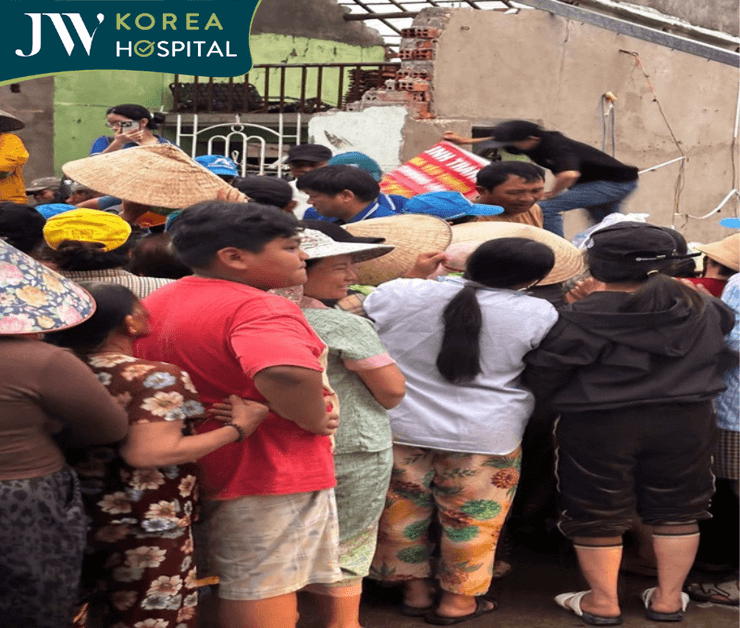 bà con đứng chờ JW phát quà cứu trợ