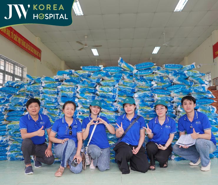 bác sĩ Tú Dung và ekip bệnh viện JW cứu trợ người dân sau bão