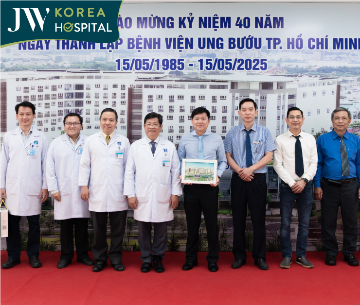 bác sĩ bệnh viện jw và bác sĩ bệnh viện ung bướu chụp ảnh lưu niệm