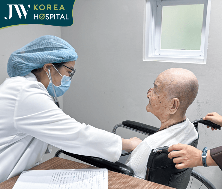 bác sĩ JW thăm khám cho cụ bà