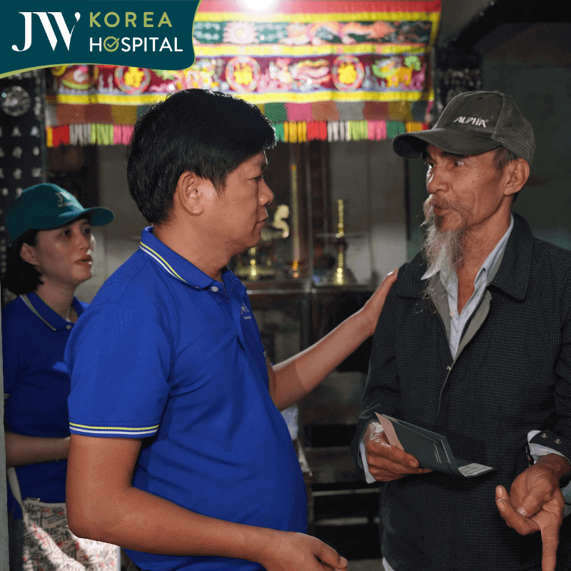 bác sĩ tú dung phát bao thư và động viên người dân