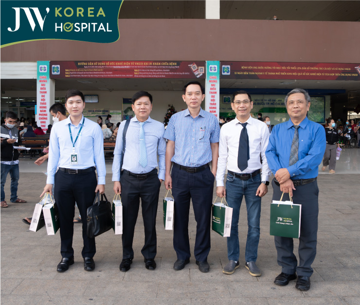 bác sĩ tú dung và ekip jw đến tham quan bệnh viện ung bướu 2