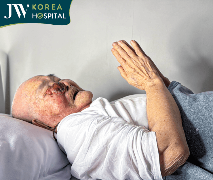 cụ bà 93 tuổi đang niệm Phật trước giờ mổ