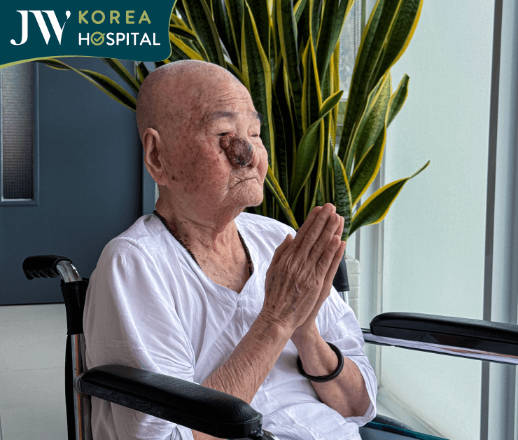 cụ bà 93 tuổi đang nằm niệm Phật trước giờ mổ 1