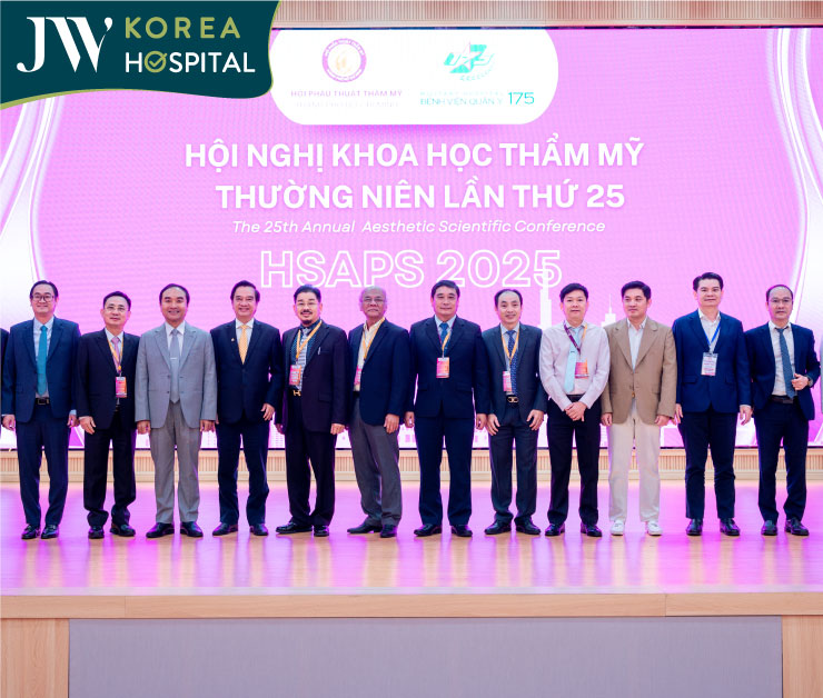 bác sĩ tú dung chụp cùng các chuyên gia đầu ngành