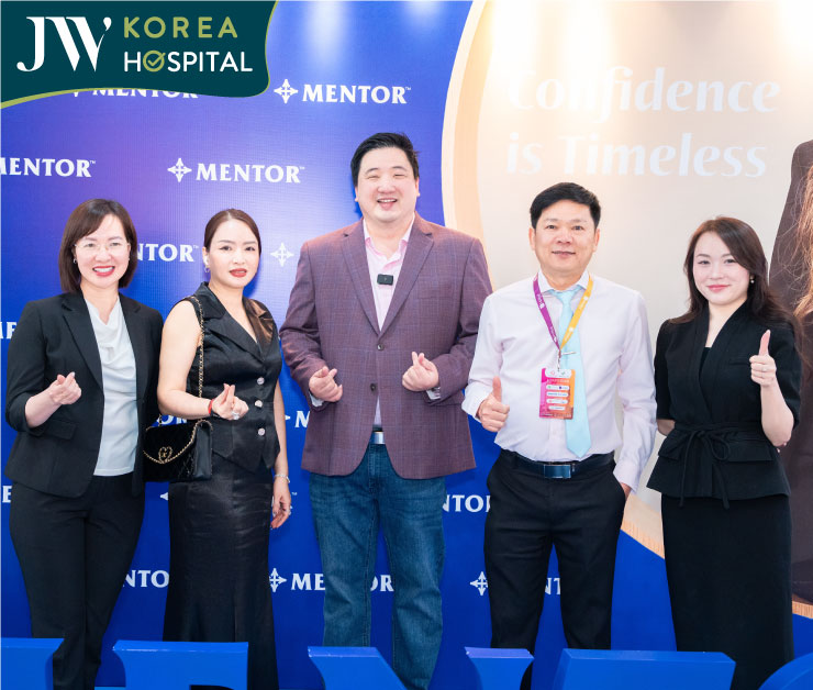 bác sĩ tú dung chụp cùng các chuyên gia