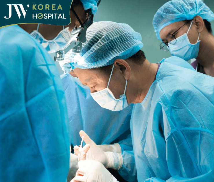 bác sĩ tú dung đang phẫu thuật cắt khối u máu cho cụ bà 93 tuổi