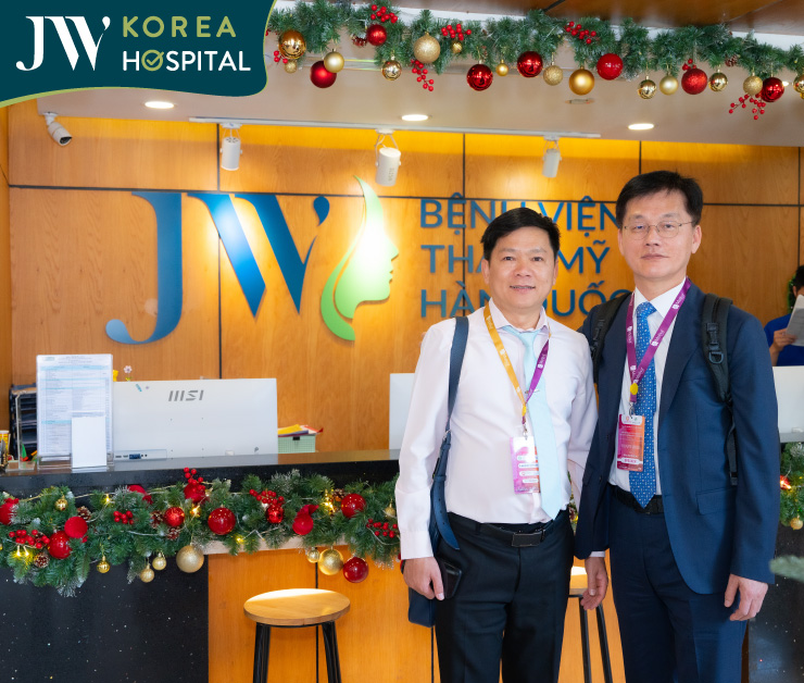 TS.BS Man Koon Suh cùng bác sĩ Tú Dung ở sảnh bệnh viện JW